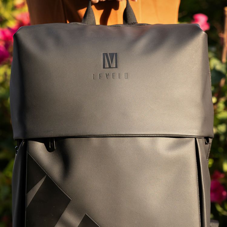 حقيبة Levelo Opulence Universal مع مادة جلد PU مع حرف واحد فقط، تناسب الأجهزة حتى 15 بوصة، جيب مدمج للجهاز اللوحي، لوحة خلفية مبطنة بشبكة هوائية، 3 مقصورات رئيسية - اللون الأسود