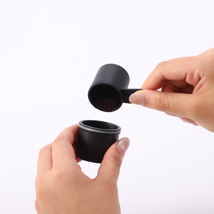 ماكينة صنع الإسبريسو المحمولة الصغيرة من LePresso، سعة خزان المياه 80 مل، منفذ شحن من النوع C، مصنوعة من الفولاذ المقاوم للصدأ بدرجة الغذاء - أسود