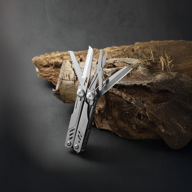 مجموعة أدوات متعددة من جرين ليون، X 15 في 1، مصنوعة من الفولاذ المقاوم للصدأ، تتضمن كماشة، فتاحة زجاجات، منشار، مقص، مفك براغي، سكين، قاطع حبال، وقاطع أسلاك.