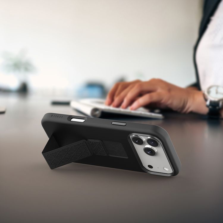 غطاء Levelo Morphix Silicone GripStand لهاتف iPhone 17 Pro Max، يوفر عرض بدون استخدام اليدين، بطانة داخلية من الألياف الدقيقة الحقيقية، قاعدة أفقية ورأسية، مصد مقاوم للصدمات، حواف مرتفعة للكاميرا والشاشة، تصميم نحيف - أسود.