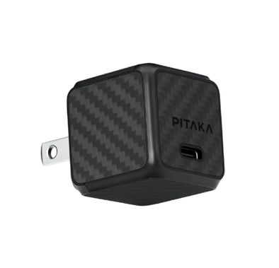شاحن Pitaka USB-C 30W GaN مع كابل مرن USB-C إلى USB-C، صغير وخفيف، مادتان متاحتان، بصمة كربون أقل، توافق جامع - أسود