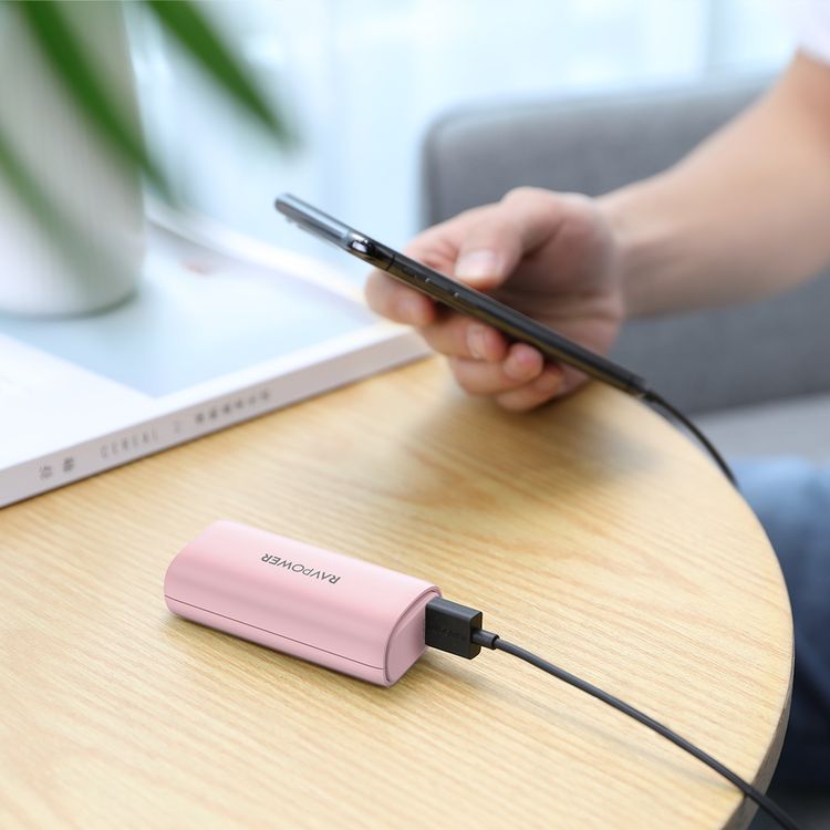 راف باور باور بانك محمول 3350 مللي أمبير مع تقنية الشحن السريع ايسمارت شحن سريع ، شاحن محمول صغير الحجم ، تصميم مريح ، غلاف مضاد للخدش ، مؤشر شحن ليد ، باور بانك للحماية من الحرارة الزائدة