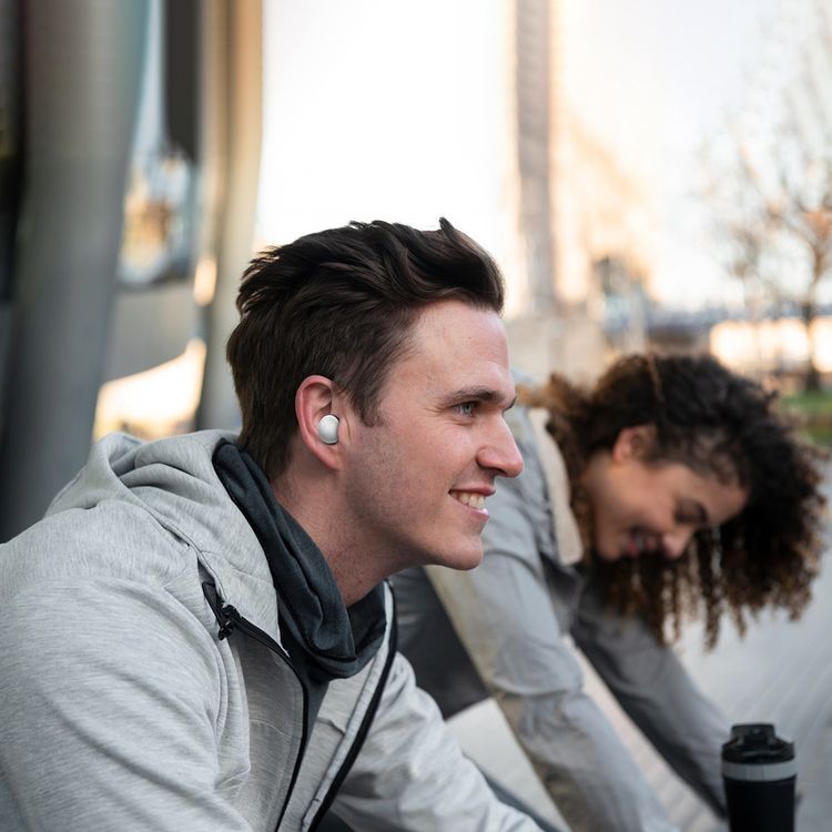 سماعات الأذن اللاسلكية الحقيقية جرين ليون مالبون مع تقنية ENC، وميكروفونات مزدوجة، ومنفذ شحن من نوع C، وإصدار بلوتوث 5.4. مدى بلوتوث 10 متر، بطارية علبة بسعة 300 مللي أمبير، وقت شحن ساعتين، ووقت استعداد 21 ساعة، عرض مستوى البطارية - أبيض